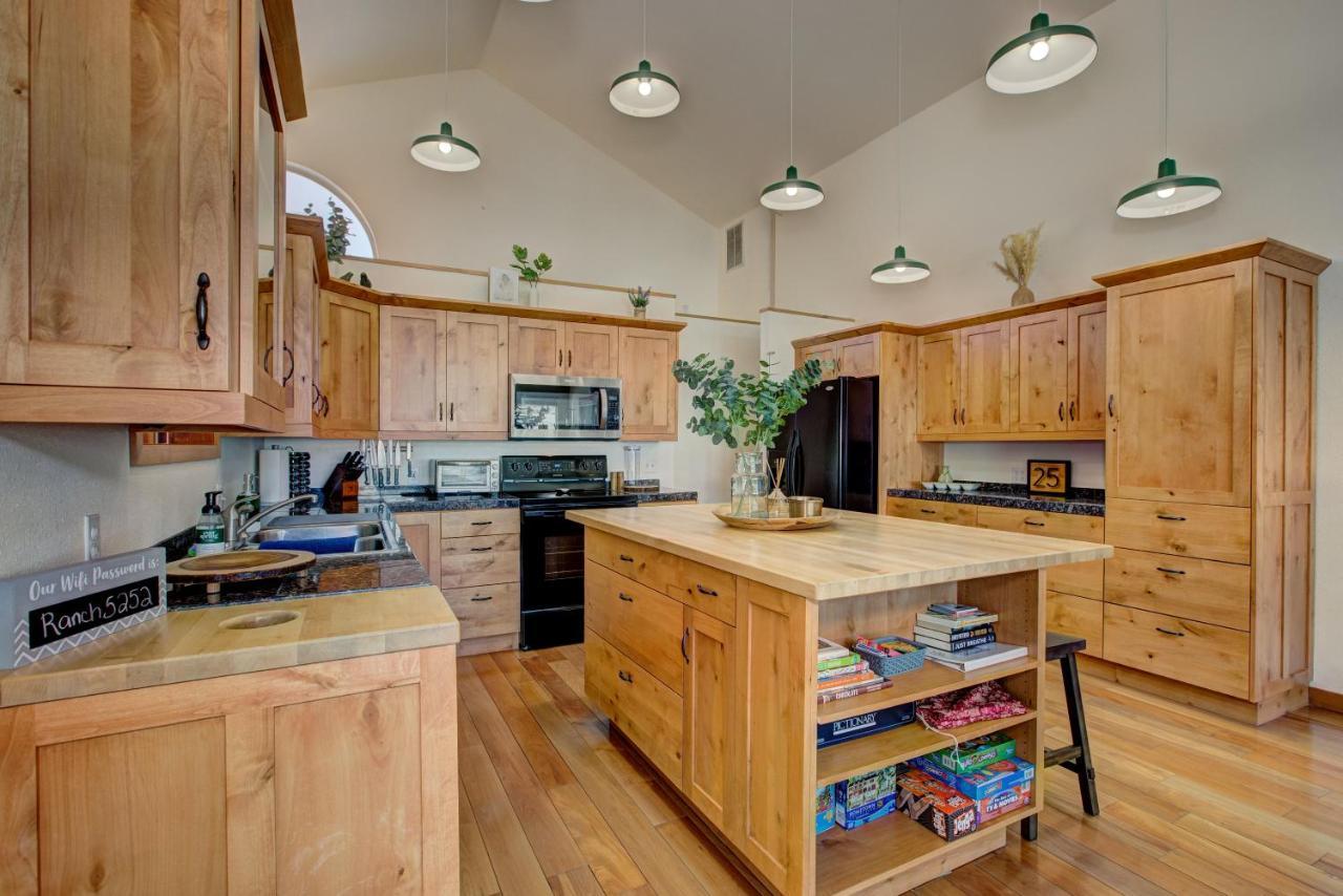 Twin Pines Cabin In Wilderness Ranch On Hwy 21, Amazing Views, 20 Ft Ceilings, Fully Fenced Yard, Pet Friendly, , Go Paddle Boarding At Lucky Peak, Or Snowshoeing In Idaho City And Take In The Hot Springs, Sleeps 10! Boise Bagian luar foto