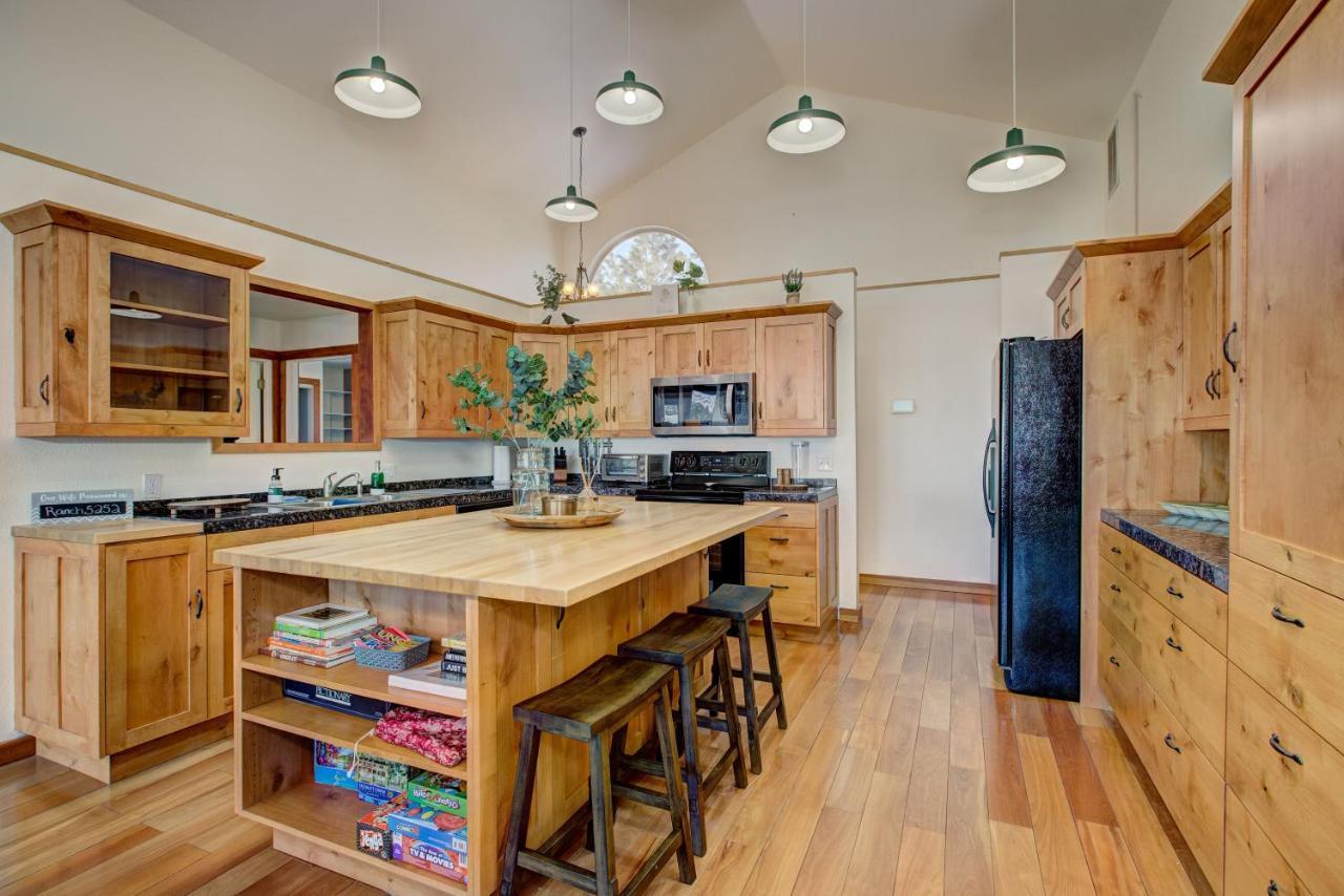 Twin Pines Cabin In Wilderness Ranch On Hwy 21, Amazing Views, 20 Ft Ceilings, Fully Fenced Yard, Pet Friendly, , Go Paddle Boarding At Lucky Peak, Or Snowshoeing In Idaho City And Take In The Hot Springs, Sleeps 10! Boise Bagian luar foto