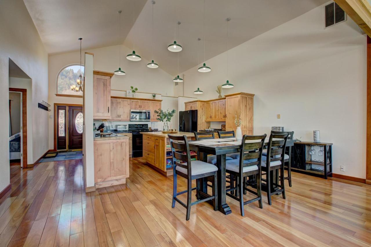 Twin Pines Cabin In Wilderness Ranch On Hwy 21, Amazing Views, 20 Ft Ceilings, Fully Fenced Yard, Pet Friendly, , Go Paddle Boarding At Lucky Peak, Or Snowshoeing In Idaho City And Take In The Hot Springs, Sleeps 10! Boise Bagian luar foto