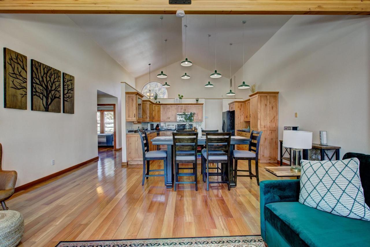 Twin Pines Cabin In Wilderness Ranch On Hwy 21, Amazing Views, 20 Ft Ceilings, Fully Fenced Yard, Pet Friendly, , Go Paddle Boarding At Lucky Peak, Or Snowshoeing In Idaho City And Take In The Hot Springs, Sleeps 10! Boise Bagian luar foto