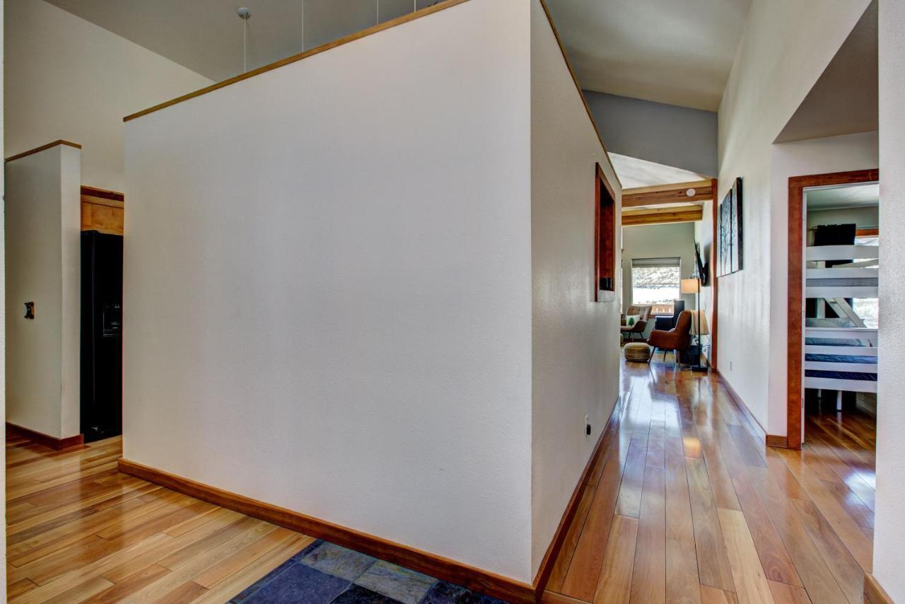 Twin Pines Cabin In Wilderness Ranch On Hwy 21, Amazing Views, 20 Ft Ceilings, Fully Fenced Yard, Pet Friendly, , Go Paddle Boarding At Lucky Peak, Or Snowshoeing In Idaho City And Take In The Hot Springs, Sleeps 10! Boise Bagian luar foto